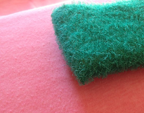 スポンジで毛玉を取る