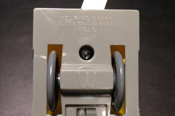 ドクターイエローの裏側の三角ねじ