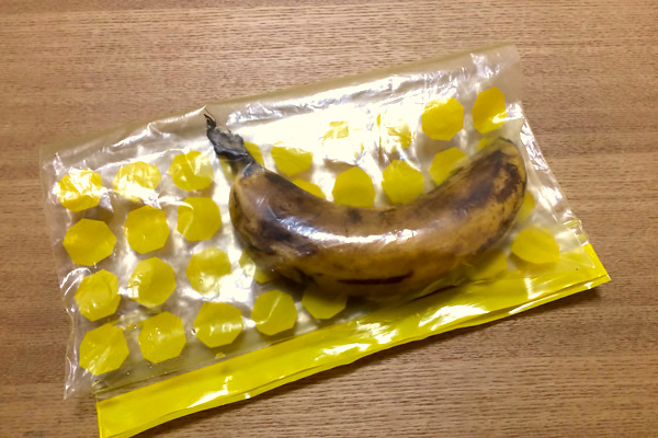 冷蔵庫で数日保管されたバナナ