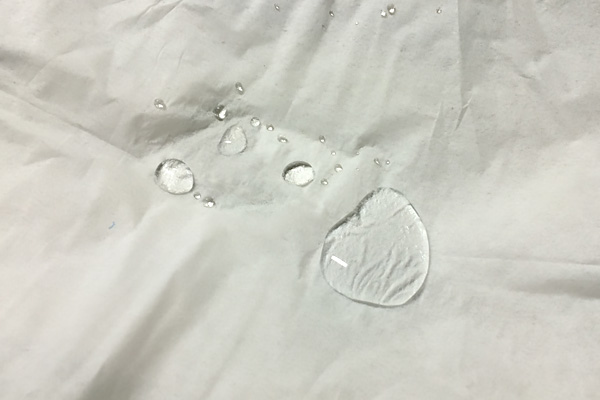 防水スプレーをかけたティッシュ
