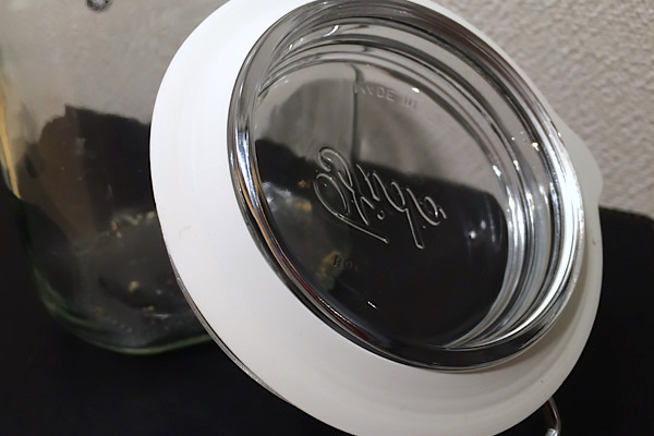 IKEAのKORKENゴムパッキンを無印のガラスソーダ瓶に装着した様子