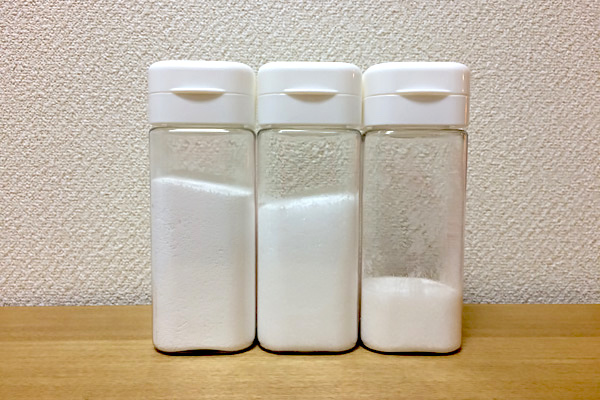 ドレッシングボトルに酸素系漂白剤、クエン酸、セスキ炭酸ソーダを入れた様子