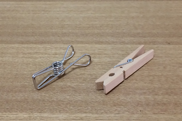 ステンレスピンチと木の洗濯バサミ