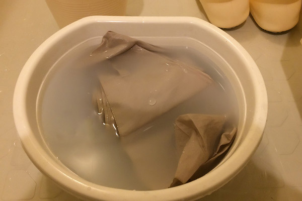 バケツに移したニクワックスと傘