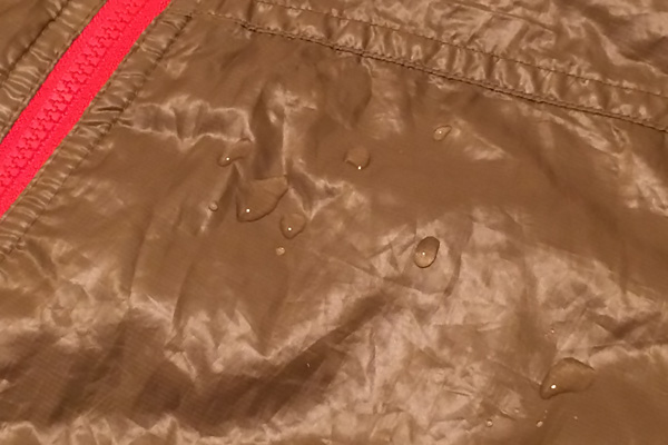 撥水加工後のウインドブレーカー