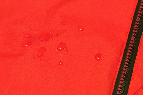 撥水加工後のマウンテンパーカ