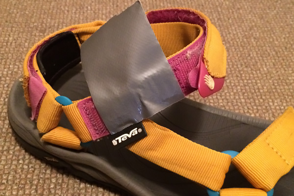 ハリケーンXLTのベルクロのホコリをガムテで取る