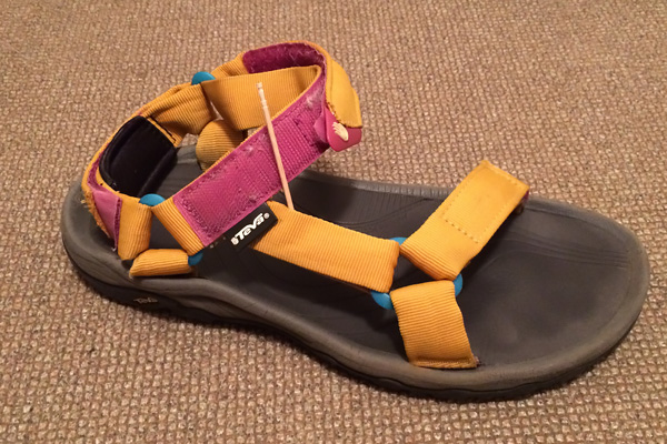 ハリケーンXLTのベルクロのホコリを爪楊枝で取る