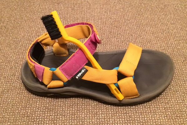 ハリケーンXLTのベルクロのホコリを100均のブラシで取る