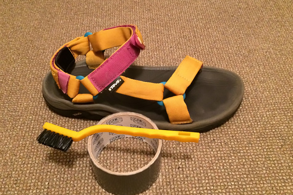 ハリケーンXLTのベルクロのホコリを100均のブラシで取ってガムテで仕上げる