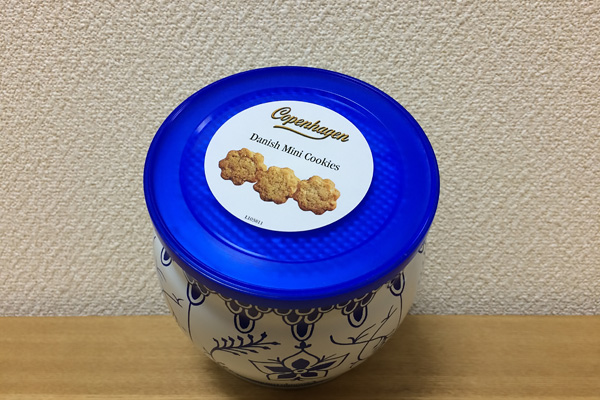 ツボみたいな入れ物 コペンハーゲン ダニッシュミニクッキー 上から