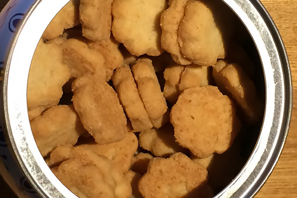 ツボみたいな入れ物 コペンハーゲン ダニッシュミニクッキー 中のクッキー