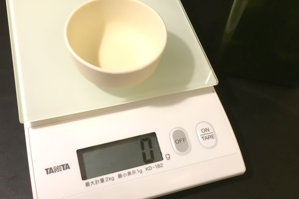 タニタのキッチンスケールと無印のシリコン皿