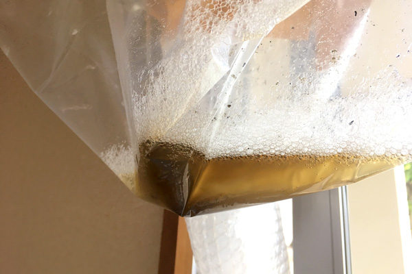 洗浄ムースで溶け出したエアコン内の汚れ