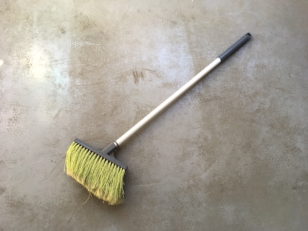 毛先の曲がった八ツ矢工業 e-グリーンホーキ短柄 全景