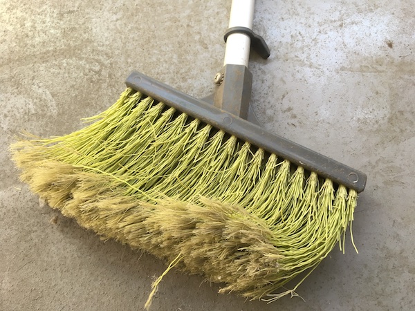 毛先の曲がった八ツ矢工業 e-グリーンホーキ短柄