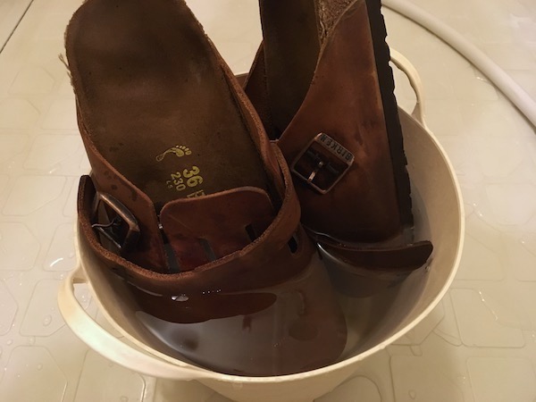 バケツに突っ込まれたビルケンシュトック ボストン