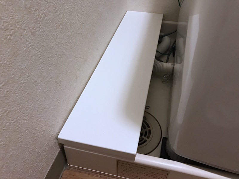 防水パンの横スペースに山崎実業の板を載せた